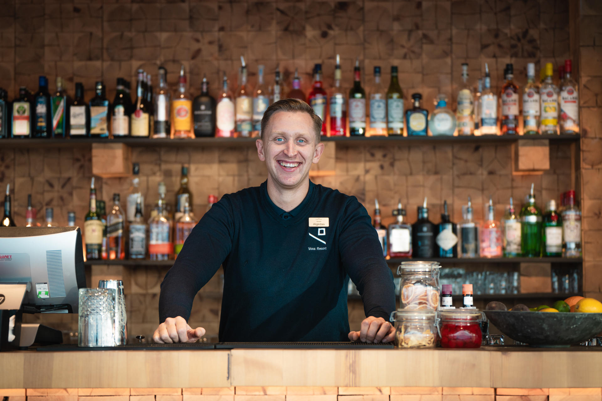 Bartender som lager drink på Bar Hangur. 