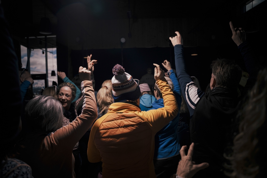 Skigjester som danser på afterski på Voss.