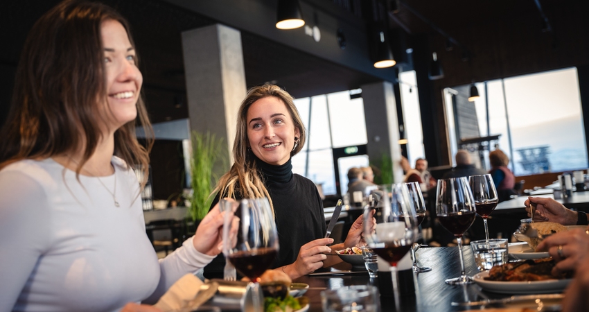 Bartender som lager drink på Bar Hangur. 